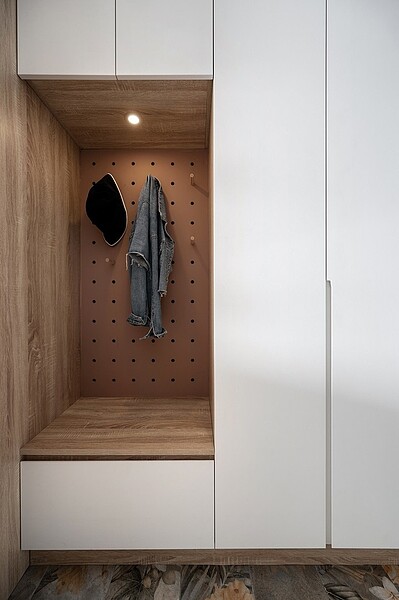 玄關的洞洞板是原po引以為傲的收納小空間。圖/翻攝自《mobile01》