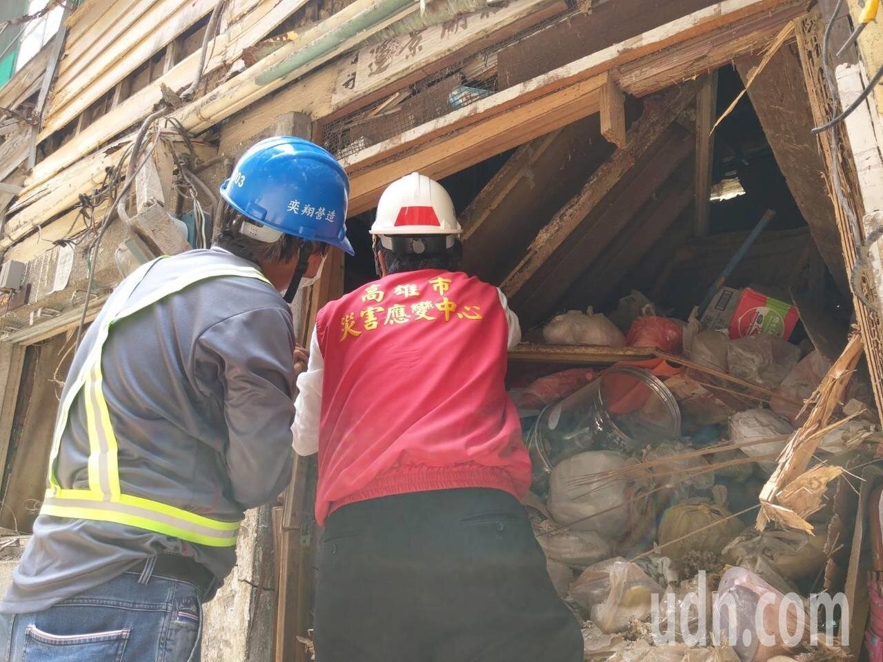 這棟60年以上屋齡的老屋,因堆疊不少雜物,疑似不堪長期重壓,昨天應聲倒塌,工務局鑑定後認定屬危樓,今派遣工班,拆除倒塌的建物。記者張議晨/攝影