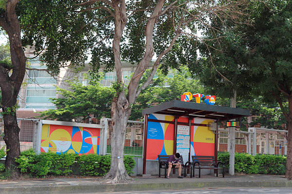 嶺東科技大學認養美化候車亭。圖／台中市交通局提供