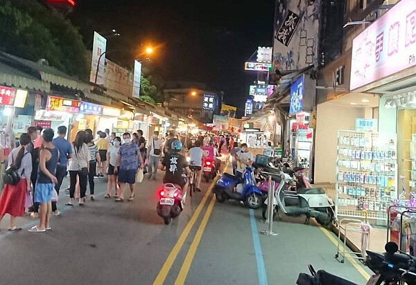 夜市微解封，羅東夜市人流不息，疫情三級警戒仍湧現消費人潮，讓人擔心防疫破口。圖／翻攝宜蘭知識+