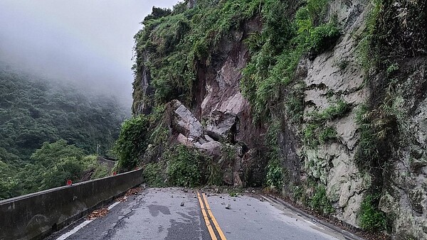 台東東富公路坍方迄今逾10天，依然找不出改善對策。圖／立委劉櫂豪服務處提供