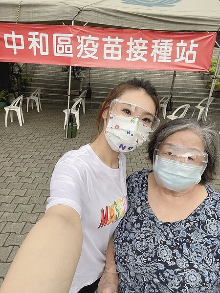 謝金晶(左)陪80歲的外婆注射疫苗。圖/豪記唱片提供