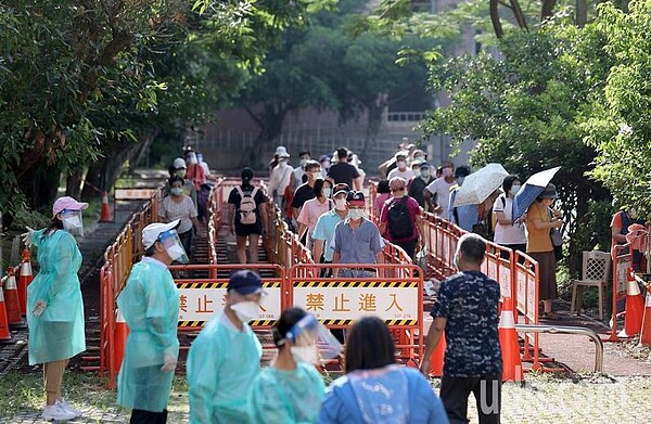 虎林街永春市場今啟動「虎林專案」，在永吉國小內設置PCR篩檢，上午一早便有許多民眾前來排隊篩檢。記者余承翰／攝影