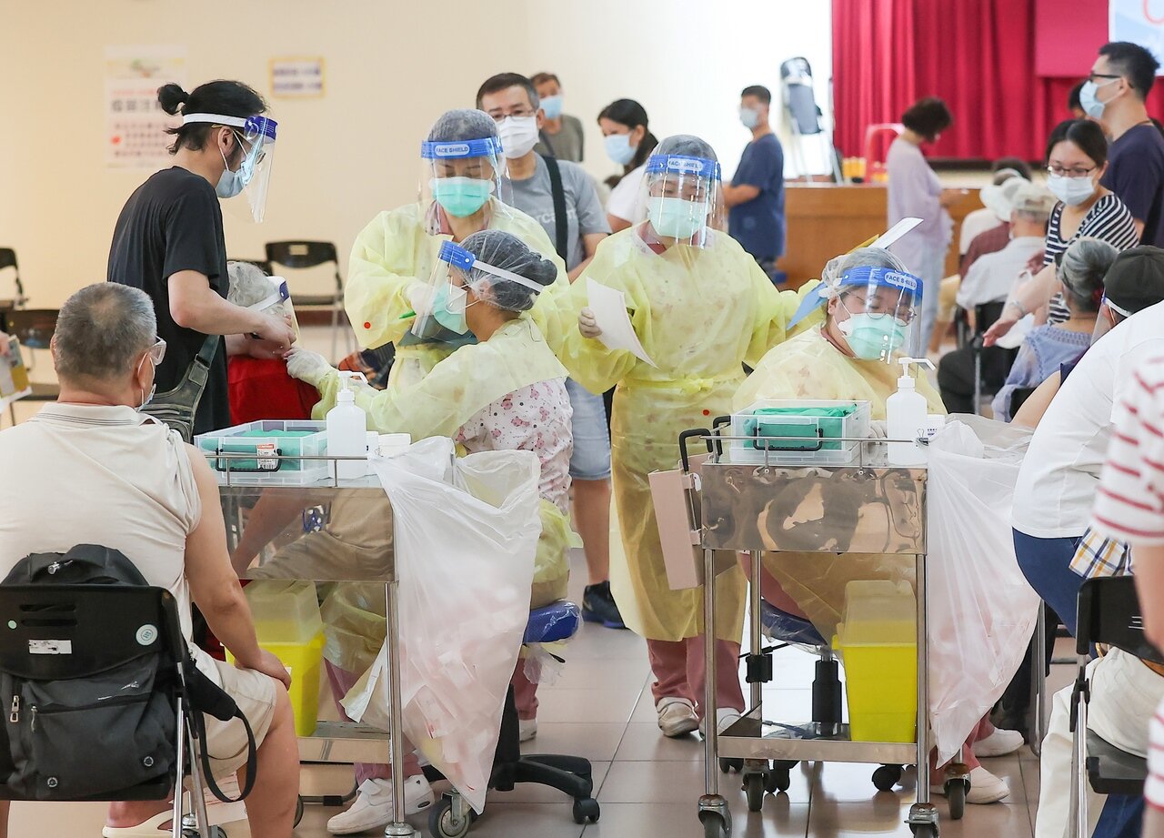 苦等 久候 就怕打不到疫苗 雖然前天傳出有兩例疑似接種莫德納疫苗後猝死案例,但昨天施打熱度不減,各地出現排隊人潮。新北市昨在三重體育館為七十二歲以上長者施打疫苗,長者接種踴躍,施打莫德納意願未受猝死案影響。記者葉信菉/攝影