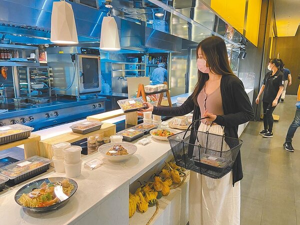 搶攻上班族用餐需求，台北寒舍艾美酒店將原本自助餐廳探索廚房改裝為美食賣場，因應近日外帶量增加。圖／寒舍提供