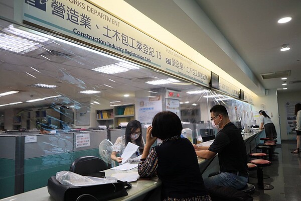 因應疫情嚴峻,新北市政府放寬營造業淨值及承攬總額申報期限,將原定自6月1日至7月31日延長至9月30日為止。圖/新北市工務局提供