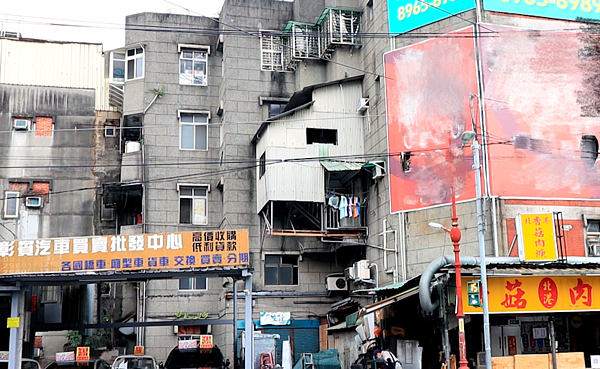 太天真?租頂加違建「可領租金補貼」2慘況曝 板橋南雅東路一棟4層樓公寓,2、3樓住戶在建築物後側搭建懸空樓梯通行,有如「霍爾的移動城堡」翻版,違建搖搖欲墜嚴重影響公安。圖/新北市工務局提供