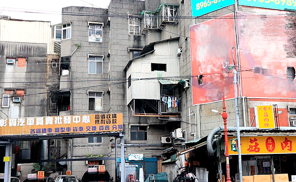 板橋南雅東路一棟4層樓公寓，2、3樓住戶在建築物後側搭建懸空樓梯通行，有如「霍爾的移動城堡」翻版，違建搖搖欲墜嚴重影響公安。圖／新北市工務局提供