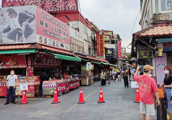 隨著疫情趨緩，新北各地交通流量都有明顯成長。圖／八里區公所提供