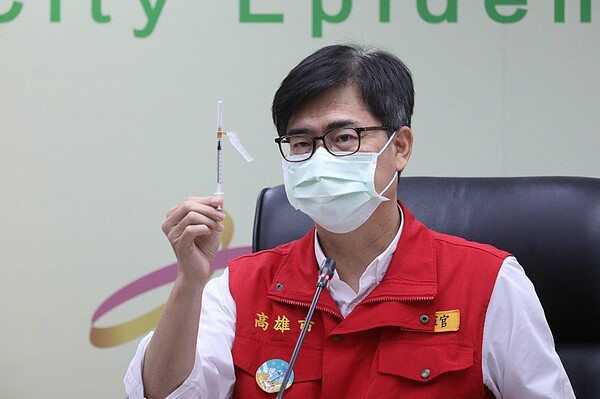 為何新冠疫苗要採肌肉注射,原因是透過肌肉良好的血液供應來幫助傳播疫苗,與直接注射到血液中的疫苗相比,較不容易被破壞且副作用較少,將任何不良反應最小化。圖/高雄市政府提供