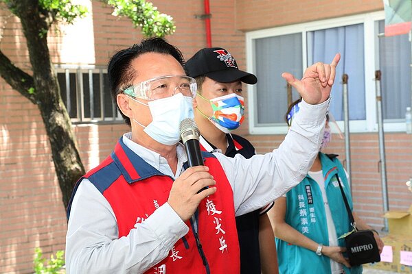 嘉義縣長翁章梁5日上午視察縣內接種站,表示應提升疫苗接種率至六成,達到共同防護力。圖/嘉縣府提供