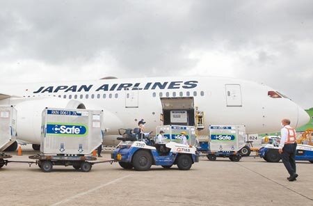 明天將有從泰國來的AZ疫苗運抵台灣,疫情指揮中心指揮官陳時中5日僅表示「近了」,而日本第二批贈送台灣的疫苗也傳出快來了。圖為6月4日首批日本捐贈的AZ疫苗由日航班機載運抵達桃園機場。(本報資料照片)