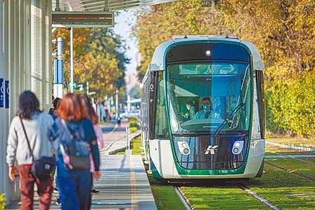 高雄輕軌大南環段上路,市府視為重大交通建設,但上半年凱旋路段發生6件汽機車擦撞輕軌意外,高市交通局為此砸百萬增設號誌,提醒用路人小心;圖為輕軌運行照片。(袁庭堯攝)