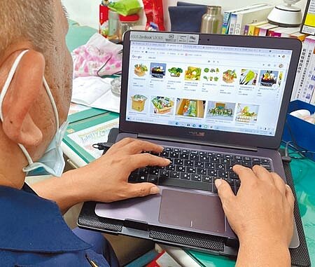 疫情期間,民眾擔心傳統市場群聚改由網路購物購買生鮮蔬果。(葉書宏攝)