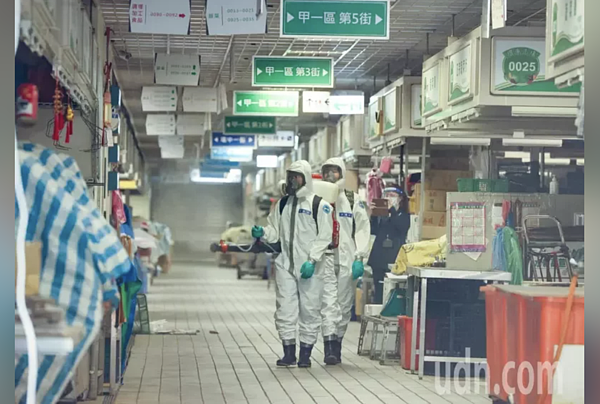 環南市場今上午進行清消,國軍六軍團三三化學兵群深入環南市場內部進行徹底消毒。記者曾原信/攝影