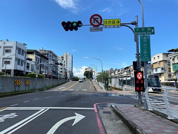 高雄市交通局近期鎖定鼓山路沿線施工,在路口新增號誌連動可變標誌,當綠燈亮起時,會配合顯示「右轉當心輕軌」,或在直行綠燈亮時顯示「禁止右轉」,提醒用路人轉彎要依綠燈指示,在轉彎時小心慢行,避免與輕軌發生碰撞。圖/高雄市交通局提供