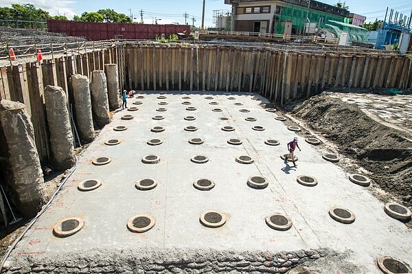 宜蘭縣頭城鎮砂仔港地區經常淹水,縣府爭取2.7億元經費興建砂仔港二號抽水站,可望明年3月完工,進入防汛期就能派上用場。圖/縣府提供