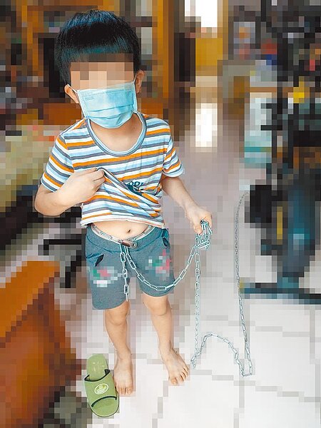 苗栗1名單親爸爸,因要上班,顧慮8歲兒子會亂跑,竟以鐵鍊纏繞,將兒子綁在家中客廳的飛輪健身器。孩子打電話向遠在桃園的母親求救,母親趕往報警救援,警消剪開鐵鍊讓孩子脫困。(民眾提供/謝明俊苗栗傳真)