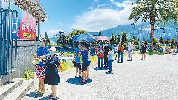 宜蘭縣假日遊客增多,縣府研擬祭出下國道5號量體溫、實聯制等措施,圖為4日頭城大溪漁港的人潮。(宜蘭縣政府提供/李忠一宜蘭傳真)