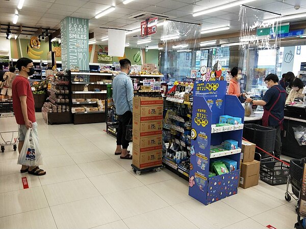 盡量利用平日前往採購、避開人流高峰期。圖/高雄市政府提供