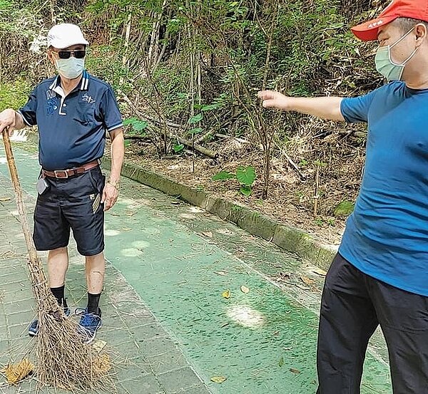 南投縣長林明溱掃地時戴口罩、帽子遮住了臉，因此民眾未能在第一時間認出來。圖／范姓民眾提供
