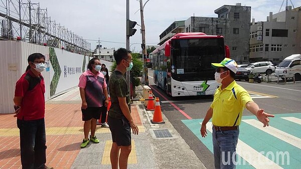 813公車站距逾一公里，台中市議員吳敏濟今天和相關單位會勘增設站點，便利學生就學及老人就醫。圖／記者游振昇攝影
