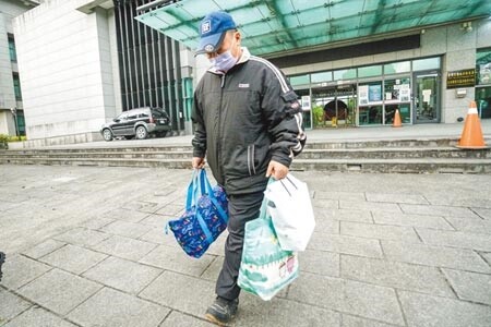 今年3月16日蘇花公路發生遊覽車撞山壁，釀6死意外，宜蘭地檢署依過失致死等罪起訴司機游志豪，圖為游志豪3月24日獲交保時步出地檢署。（本報資料照片）