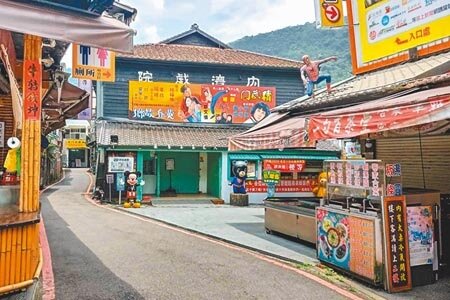疫情3級警戒後,內灣老街知名的內灣戲院餐廳最先撐不下去。羅浚濱攝