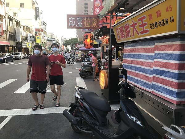 疫情確診數降低,夜市攤商陳情,希望能開放營運,否則會衝擊生計。圖/聯合報資料照片