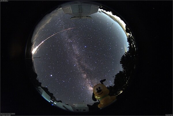 台灣凌晨看見清楚隕石墜落,有人推測應是魔羯座流星群。擷自鹿林天文台