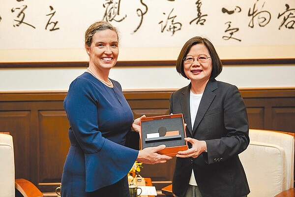 美國國務院亞太局主管澳紐暨太平洋事務副助卿兼亞太經濟合作(APEC)資深官員孫曉雅將成為首任AIT女性台北辦事處長。圖為2019年10月,總統蔡英文於總統府接見孫曉雅。圖/總統府提供