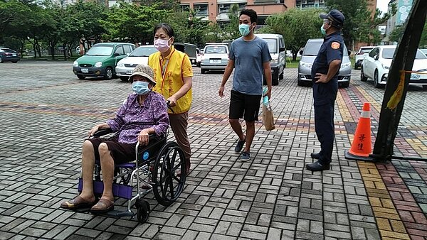 高雄市岡山農工施打站6日上午總施打率約4成7,秩序順暢。圖/岡山區公所提供