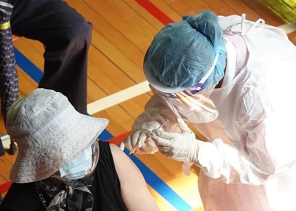 全台一至八類族群皆可接種,國內現已開發九、十類施打對象進行意願登記。圖/記者曾吉松攝影