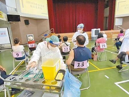 台中7日首度開放70歲以上長者施打莫德納疫苗，市府一連三天共啟動64個快打站進行大規模接種。（馮惠宜攝）