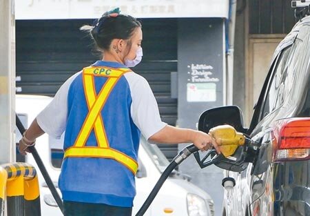 油價將連9漲，觸及30元大關。圖為加油站服務員，正在為汽車加油。中時報系資料照