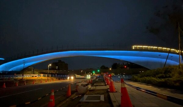 汽車駕駛人反映平鎮乙未保臺紀念公園跨馬路的橋樑燈景觀燈太亮，工務局表示可以調整。圖／記者鄭國樑翻攝
