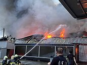 樹林鐵皮工廠大火　黑煙竄出還冒陣陣爆炸聲幸無人傷亡