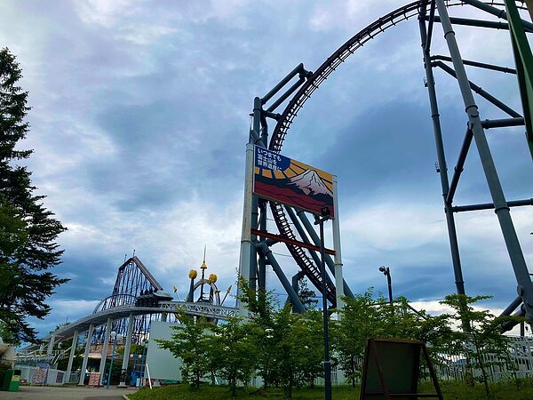 日本富士急樂園以尖叫系遊樂設施聞名,因而受到許多民眾的喜愛。圖/取自富士急樂園官方推特