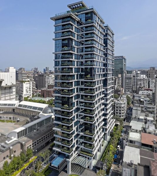 台北市松山區最高單價豪宅「潤泰敦峰」,3月成交兩戶21樓,總價共計約3.9億元。圖/截自潤泰敦峰官網