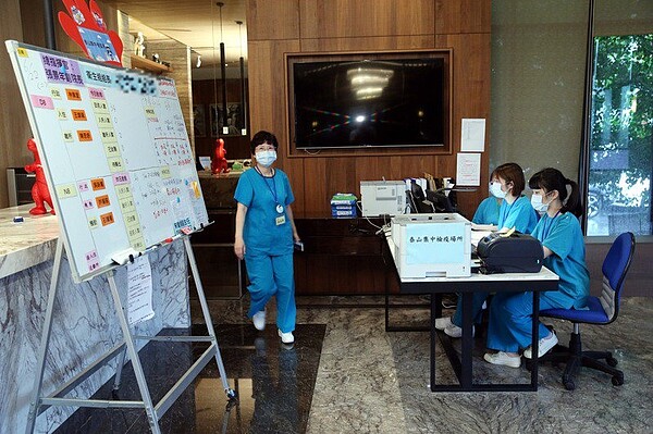 醫療團隊、保安大隊、飯店人員在短時間內成立防疫照護團隊，照顧整棟大樓近百名新冠肺炎確診者。圖／記者邱德祥攝影
