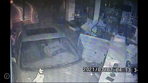 前立委顏寛恒服務處被車輛撞進，所幸清晨，無人上班。圖／服務處提供
