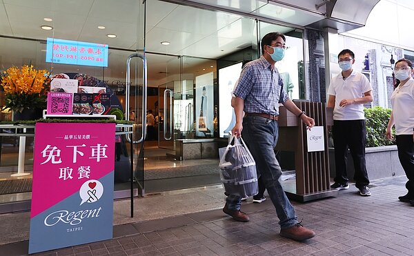 全國疫情三級警戒,飯店業外賣「得來速」等餐飲服務,努力維持營運,等待政府微解封。圖/記者曾學仁攝影