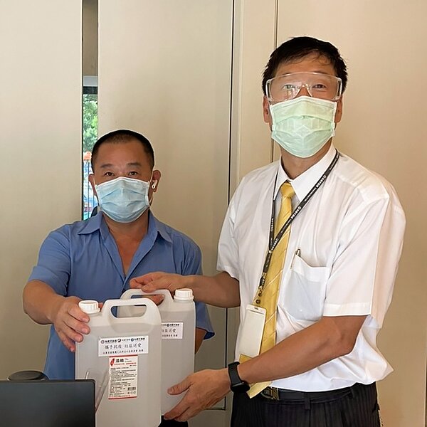 淡水區永慶不動產、有巢氏房屋及台慶不動產聯手捐贈酒精至社區大樓，為防疫盡一份心力。圖／永慶房屋提供 
