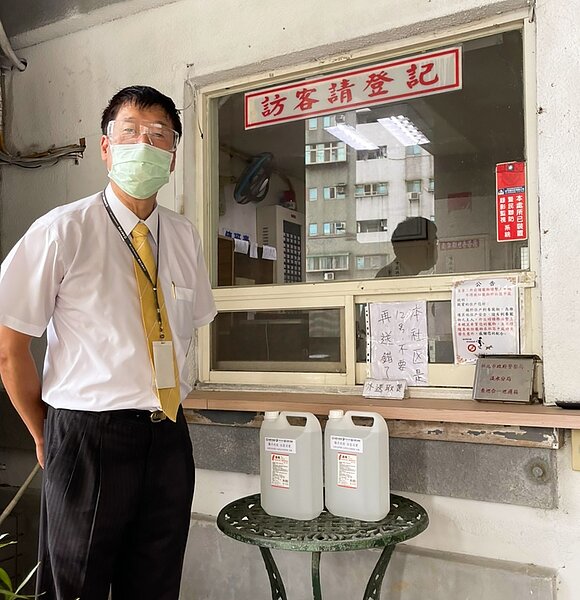 永慶不動產淡水站前加盟店店東江國祥號召夥伴們一同以實際行動保衛社區住戶的安全。圖／永慶房屋提供
