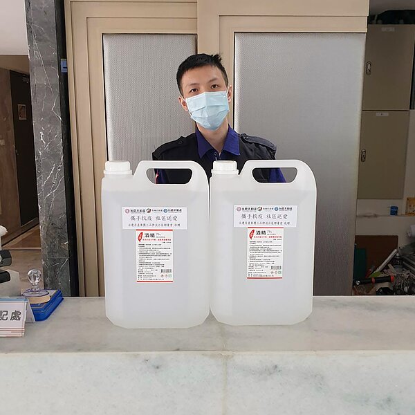 社區大樓每日進出的住戶多，更需要定時消毒門把、電梯按鈕等區域。圖／永慶房屋提供
