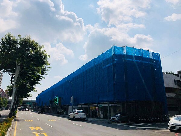 新北市府首創以公辦方式進行整建維護立面修繕工程，其中縣民大道二段臨接華翠橋一處工業區基地已於今年6月底開工搭設鷹架。圖／新北市政府提供