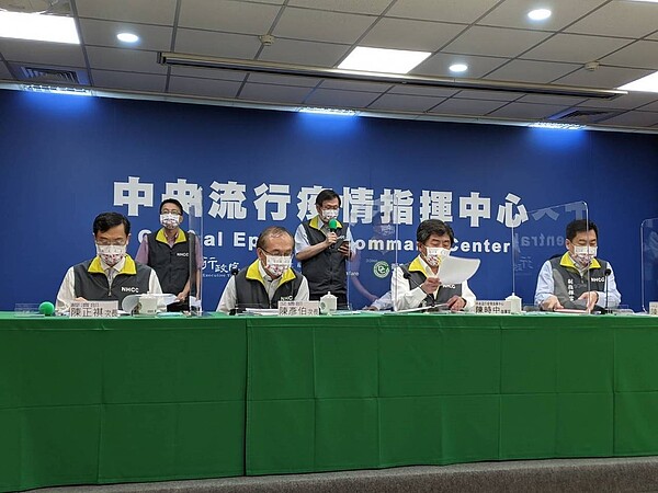 中央流行疫情記者會出席名單第一排由左到右經濟部次長陳正祺、交通部次長陳彥伯,中央流行疫情指揮中心指揮官陳時中、副指揮官陳宗彥、教育部次長劉孟奇。第二排由左到右指揮中心醫療應變組副組長羅一鈞、發言人莊人祥、文化部次長蕭宗煌、食品藥物管理署長吳秀梅。記者謝承恩/攝影