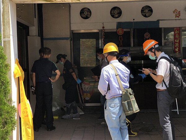 彰化地檢署檢察官8日返回喬友大樓現場,調查起火原因。圖 /讀者提供
