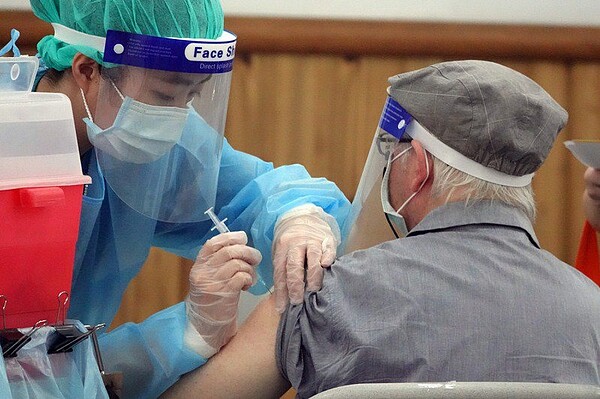 目前第一類至第八類族群仍在陸續施打疫苗,第九、十類族群則尚未開放,先提供金門、馬祖、澎湖預約施打。圖/聯合報系資料照