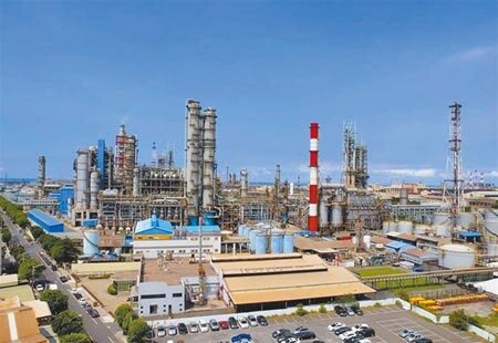 中油大林廠工程師王福江、佘賜鴻涉嫌配合廠商圍標,收取回扣。高雄地院依貪汙罪分判12年、10年2月,均褫奪公權4年,可上訴。(本報資料照片/袁庭堯高雄傳真)